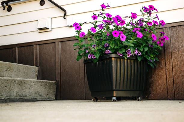 گلدان پلاستیکی چرخ‌ دار جا به‌ جایی آسان فضای خانه